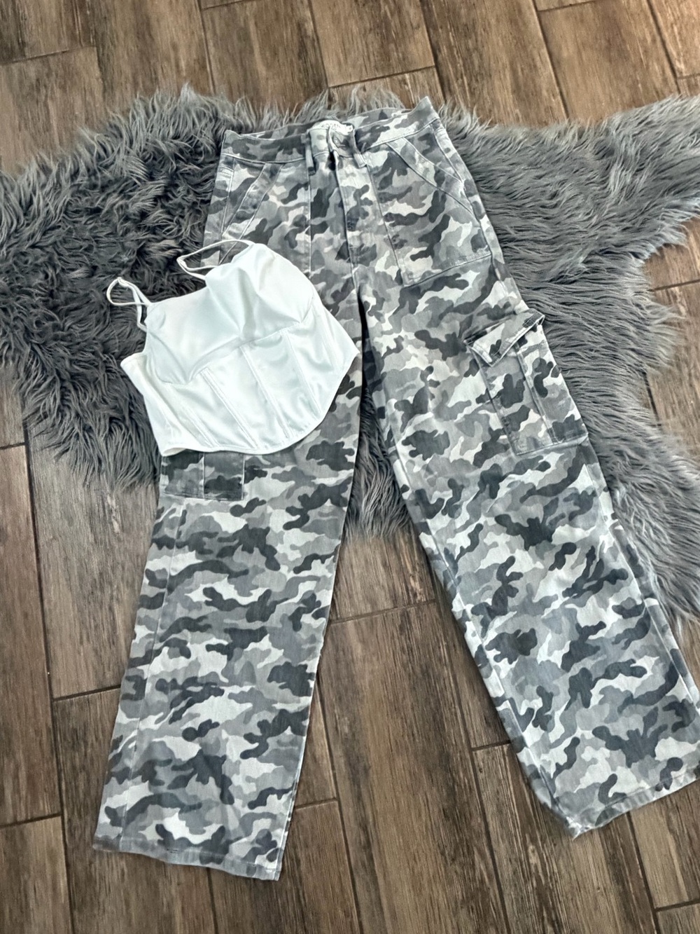 Hidden Gray and White Camo cargo pants and 2 tops - Picture 4 of 9